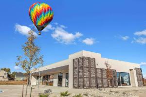 Air balloon in the sky next to Carbon Valley Eye Care.